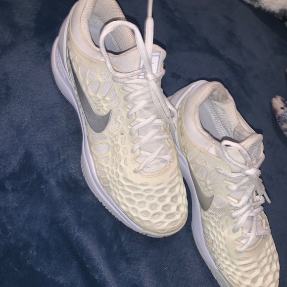 Nike shoes - Picture 3 of 4